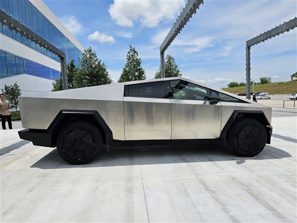 特斯拉官宣Cybertruck电动皮卡11月30日交付：超100万辆预订  第1张