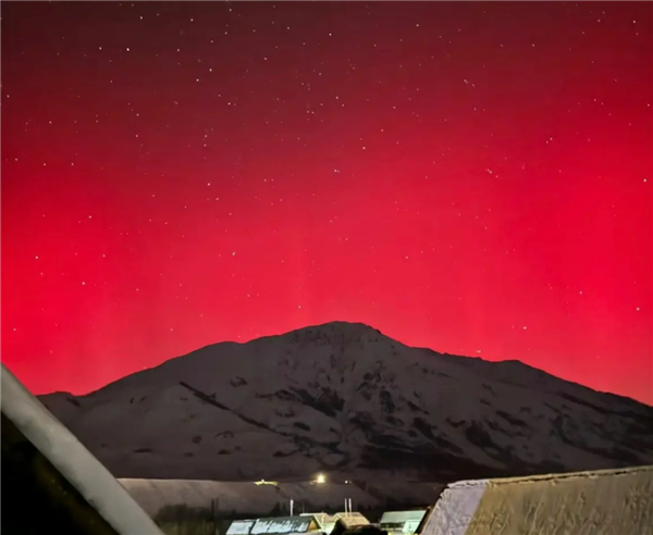 剧烈日冕物质抛射活动后：新疆出现罕见全红色极光  第1张
