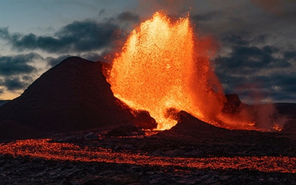 火山随时喷发 冰岛计划向火山熔岩浇水：一举多得  第2张