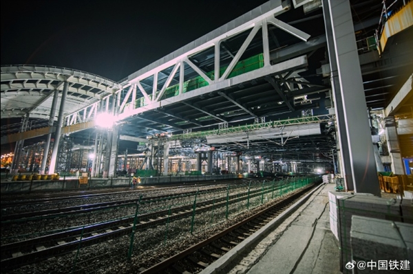 世界首例大型站改钢结构整体跨线顶推：横跨京九、武九等10条铁路  第2张