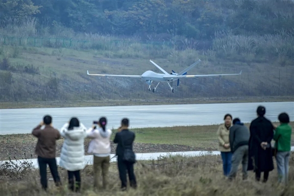 中国自主翼龙无人机集体亮相：能飞1万米、45小时  第2张