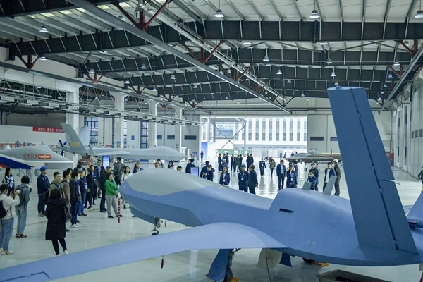 中国自主翼龙无人机集体亮相：能飞1万米、45小时  第1张