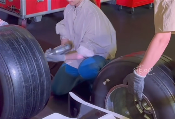 刘亦菲晒8秒给法拉利F1赛车换轮胎视频 网友：又酷又飒  第1张