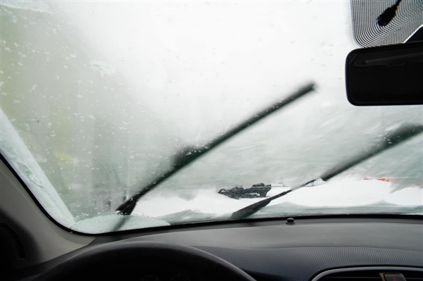 冬天开车车窗起雾怎么办 一文了解“除雾”方法  第1张