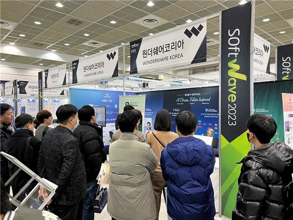  AI创意风靡海外！ 万兴科技亮相韩国最大软件博览会Soft Wave 2023 第1张