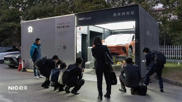 丰田技术人员参观蔚来换电站：蹲在地上疯狂拍摄