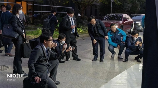 丰田技术人员参观蔚来换电站：蹲在地上疯狂拍摄  第2张
