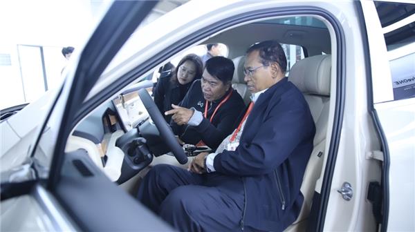  湄公河国家外宾参观赛力斯汽车智慧工厂 点赞AITO问界新能源产品 第1张