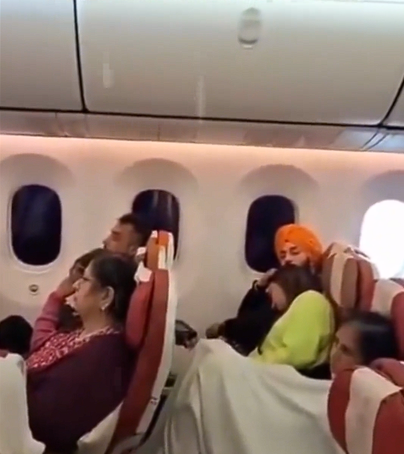 印度一客机飞行途中机舱漏水：有人淡定观望、有人呼呼大睡  第1张