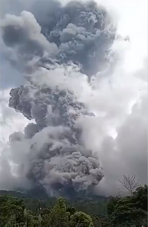 印尼火山喷发致11名登山者死亡：另有12人失联  第1张