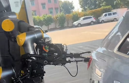 杭州现加油机器人：自动拧油箱盖、提枪加油