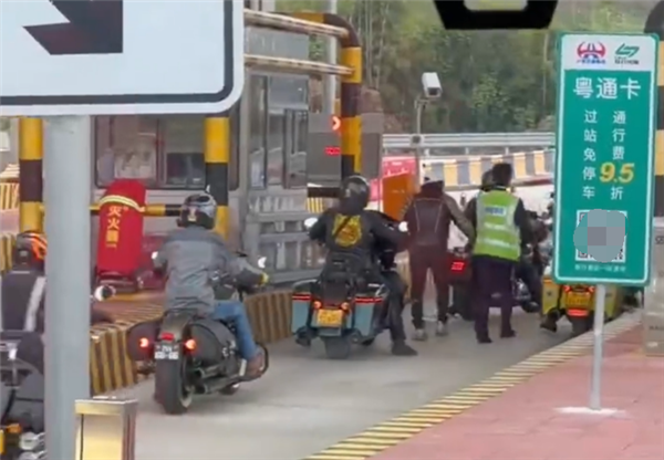 摩托车队硬闯高速收费站有人暴力抬杆：网友呼吁从严治理  第1张