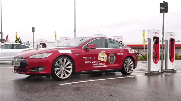 世界最长行驶里程特斯拉Model S：近190万公里、光电机就换了13次  第1张