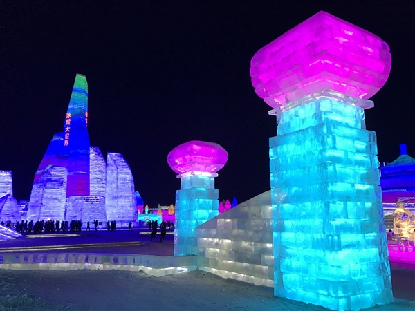 哈尔滨10万立方米冰块存了一整年：靠“盖棉被”过夏  第2张