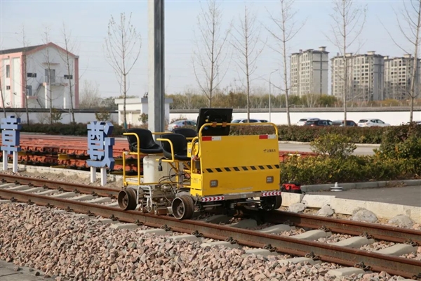 铁路官方揭秘罕见黄色“小火车”：敞篷四人座、时速15公里  第1张