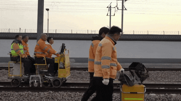 铁路官方揭秘罕见黄色“小火车”：敞篷四人座、时速15公里  第4张