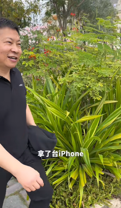 博主手持iPhone在华为园区录像 余承东微笑吐出四个字  第2张