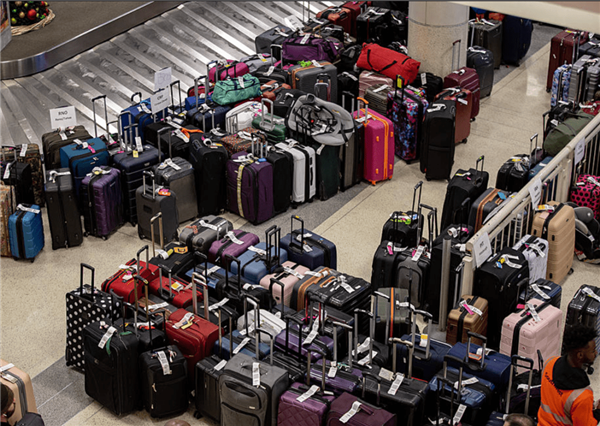 美国航空公司每年丢失200万个行李箱 一商店打折卖无人认领行李  第1张
