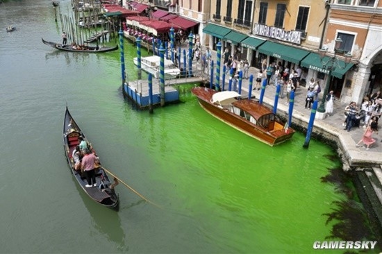 意大利环保人士将威尼斯大运河染成绿色：绿油油的荧光斑块清晰可见