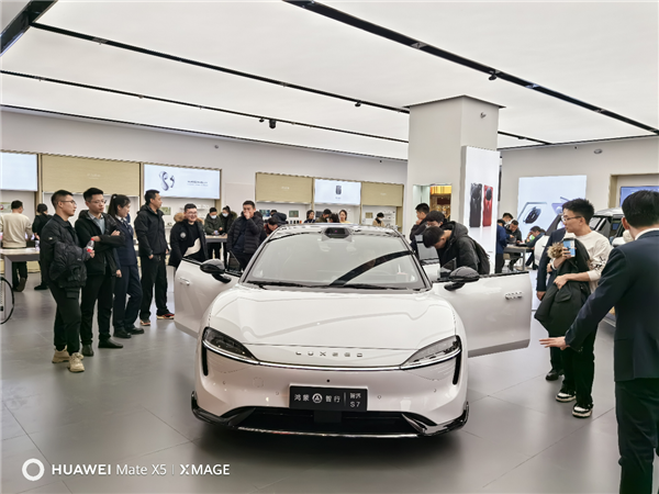 技术领先行业一代！华为首款轿车智界S7首批到店  第1张