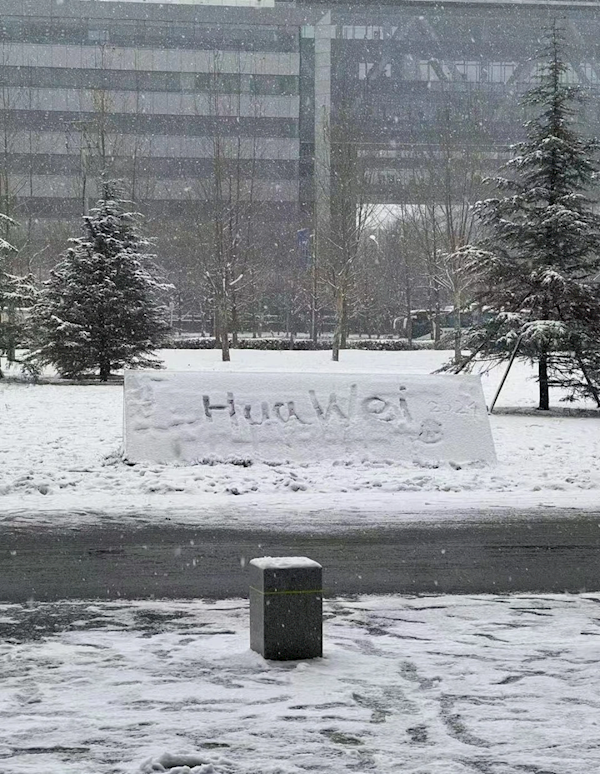 北京下雪后 联想总部门牌石被人涂鸦成华为