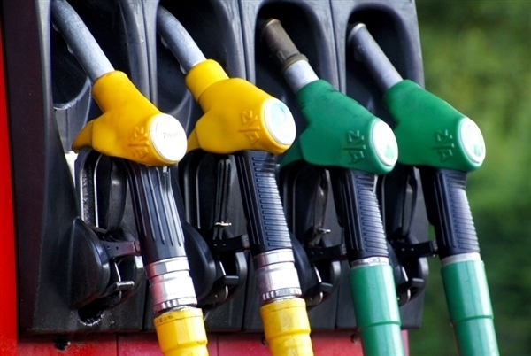 专家称不反对油税上调：应该更珍惜石油消费、电动汽车已开始替代