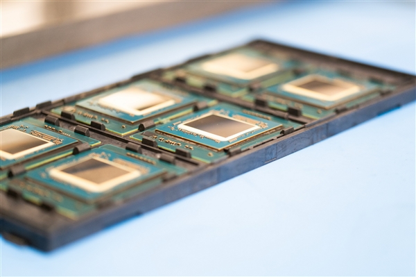 Intel正式发布五代至强：最多64核心/320MB三级缓存、省钱77％  第8张