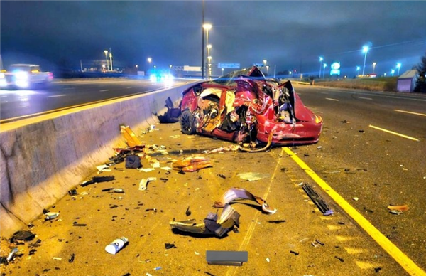 特斯拉高速撞护栏车身被撕碎：驾驶员奇迹幸存