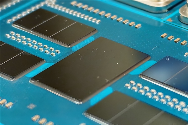 AMD Zen5架构下代EPYC实物首曝：192核心、512MB三级缓存遥遥领先  第1张