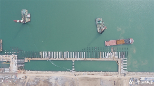 东营港首个10万吨级通用泊位码头主体完工：混凝土构件达1.2万方  第2张
