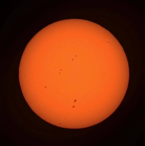 太阳表面惊现庞大黑子群：最大的能塞进去3个地球  第1张