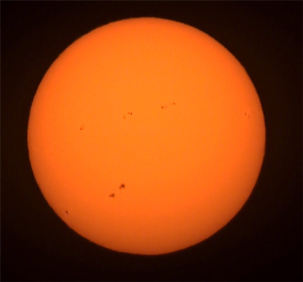 太阳表面惊现庞大黑子群：最大的能塞进去3个地球  第2张