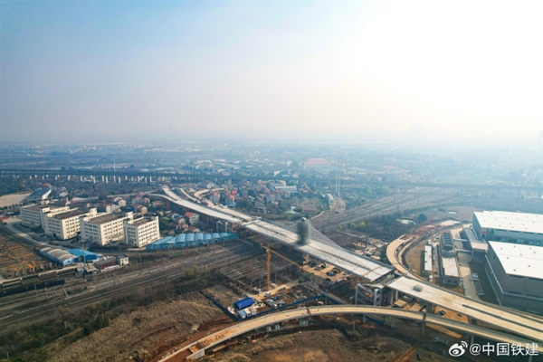 万吨“巨无霸”！武汉超2万吨矮塔斜拉转体桥成功转体  第1张