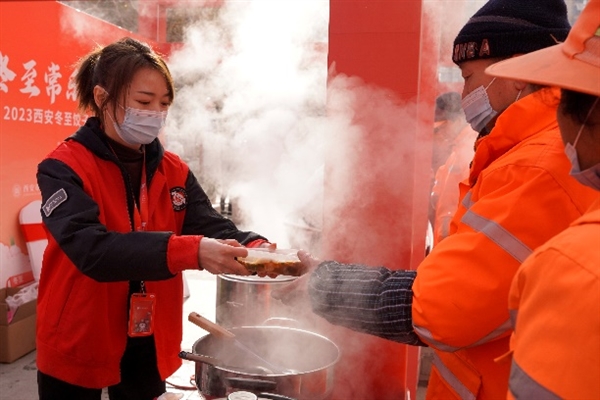 西安京东MALL启动“冬至饺子节公益点” 为环卫工人提供饺子暖心宴  第1张