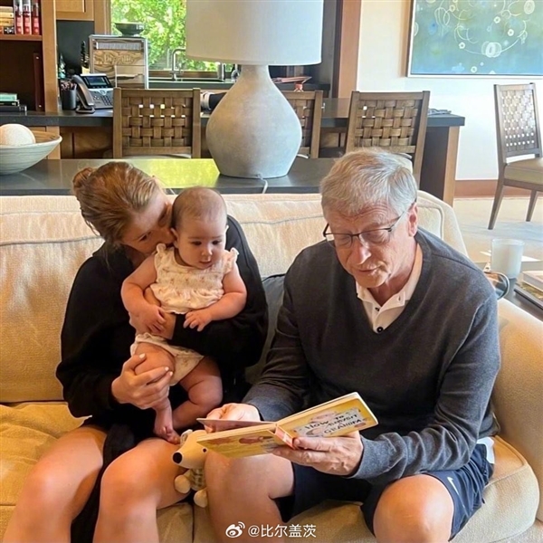 比尔·盖茨晒混血外孙女照片：爸爸是埃及裔 三代人温馨同框  第1张