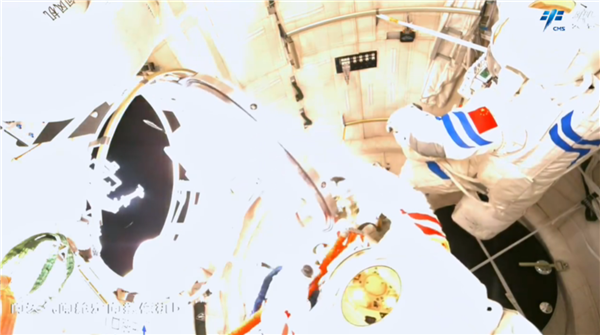 神舟十七号航天员首次出舱 全程视频回顾：航天员如何修太阳翼  第1张