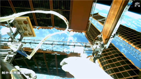 神舟十七号航天员首次出舱 全程视频回顾：航天员如何修太阳翼  第4张