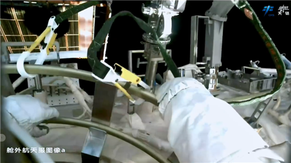 神舟十七号航天员首次出舱 全程视频回顾：航天员如何修太阳翼  第3张