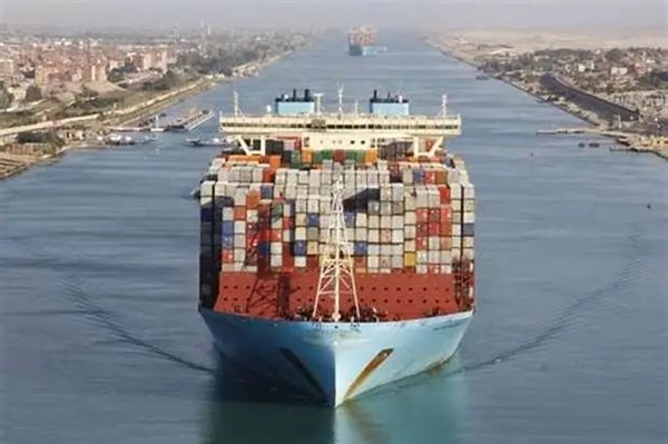 苏伊士运河有人炸商船 现在全球供应链都被牵连了
