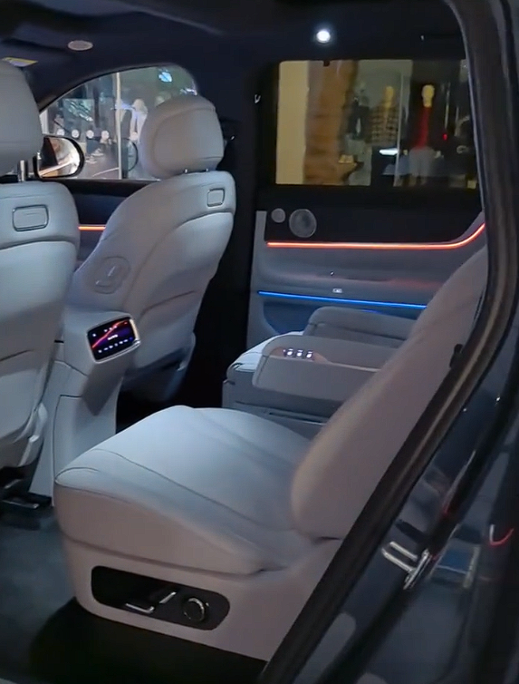 科技车皇问界M9今日发布 实车内饰抢先看：二排双独立座椅超豪华
