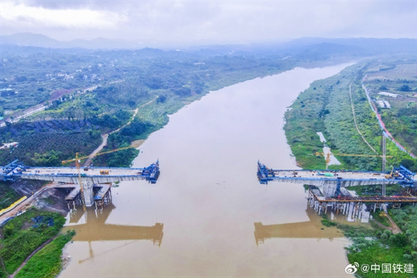 全国首创！广阳湾大桥完成100米钢箱梁总体起吊安装  第1张