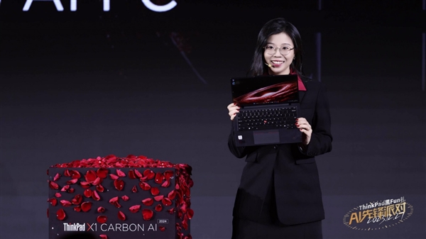 联想张豪：ThinkPad X1 Carbon AI是思考者的“时间玫瑰”  第1张