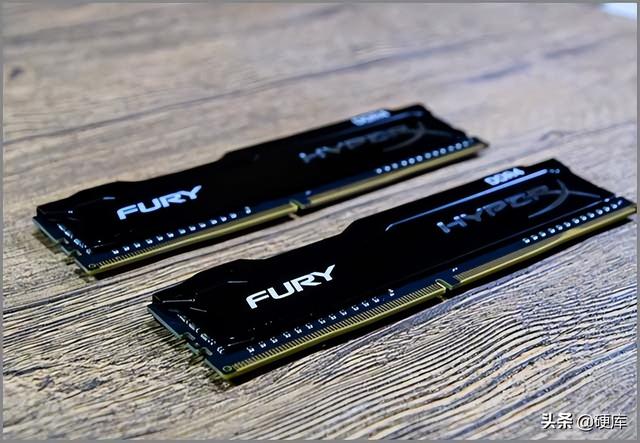 DDR3 和 DDR4 内存差异解析：外观、频率与电压的对比