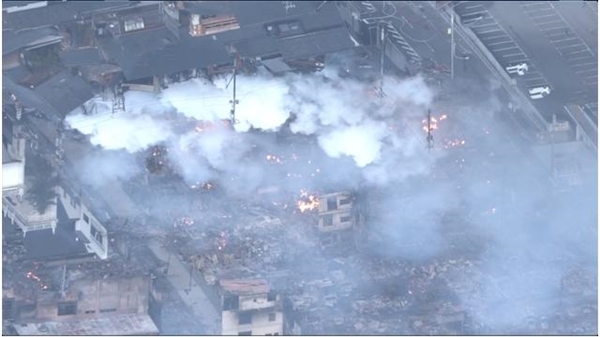 日本7.4级强震：火燃12小时 大量房屋夷为平地！核电站安全  第2张
