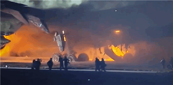 日本载近400人客机撞机后爆燃 小飞机上5人下落不明
