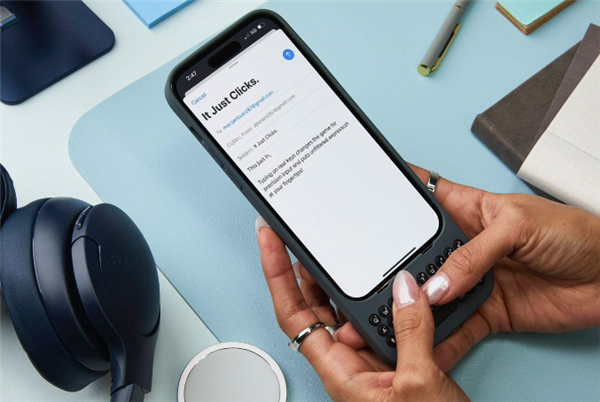 潮流是个轮回！iPhone实体键盘配件上市：标准QWERTY布局  第2张