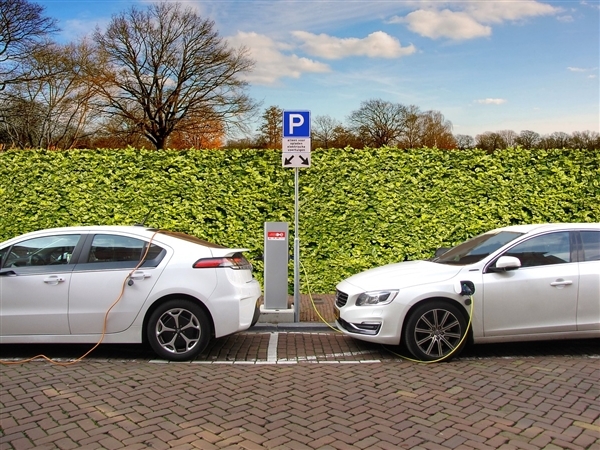 官方推动电动汽车对电网放电 一度电最高能赚0.9元