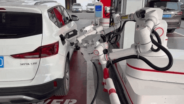 中国石化加油机器人正式上岗：停车全自动加油 2分钟加满