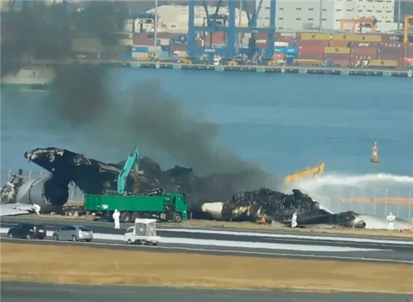 致5死1重伤 日本撞毁客机清理过程中又冒烟起火：消防车紧急救援  第2张