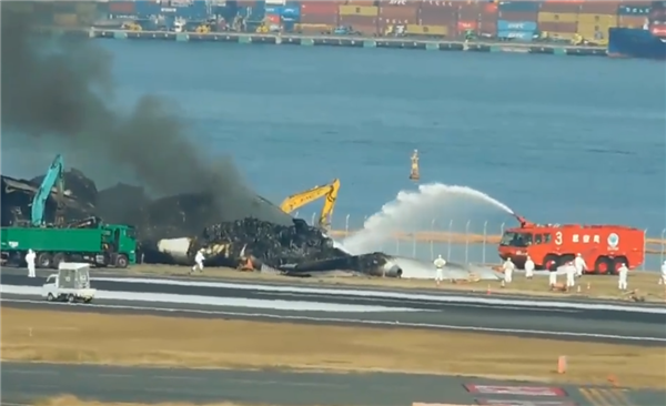 致5死1重伤 日本撞毁客机清理过程中又冒烟起火：消防车紧急救援